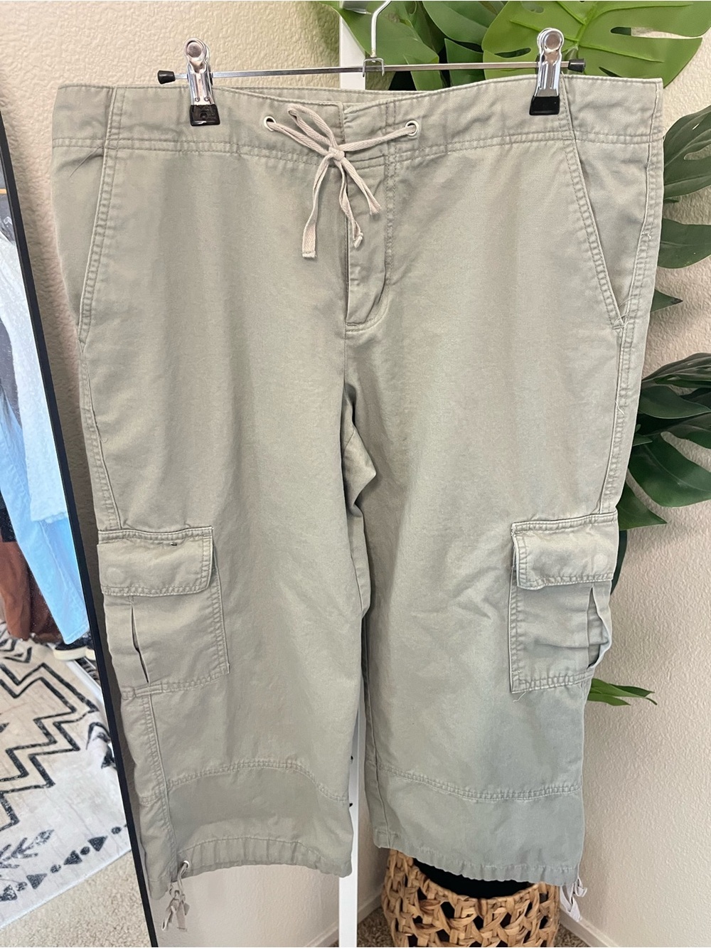 🌿 Green Cargo Capris Medium | Utility Chic Casual Adventure Pants